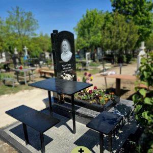 Monument standard din granit negru cu montare